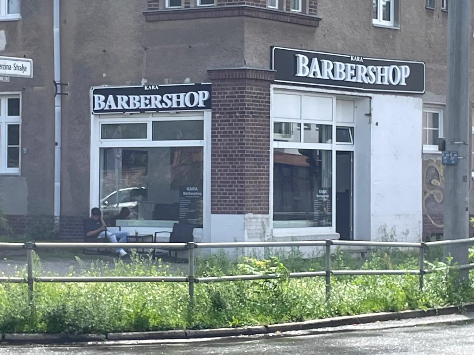 Kara Barbershop im Eckhaus an der Romain-Rolland-Straße