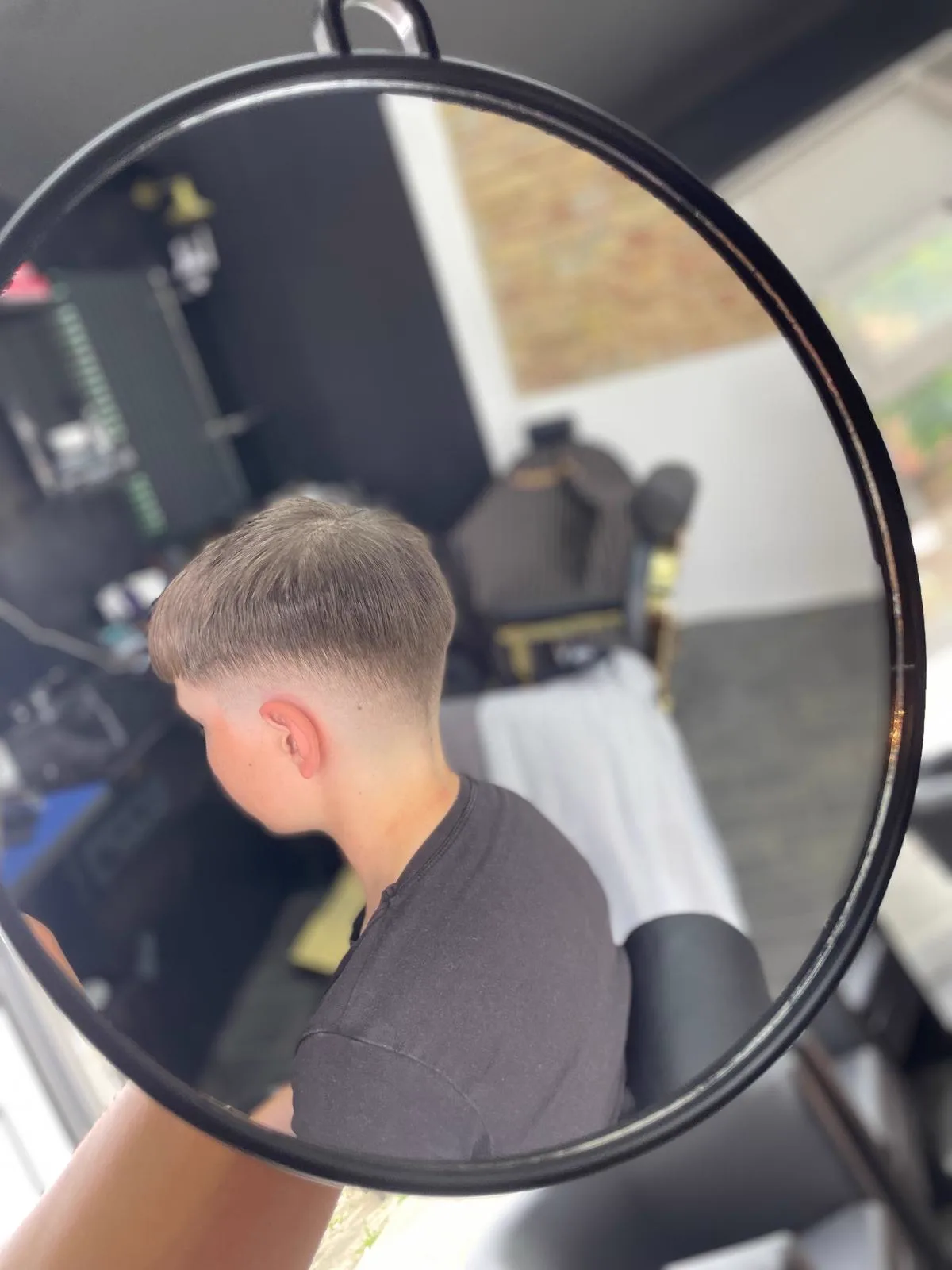 Frischer Fade-Haarschnitt aus dem Kara Barbershop